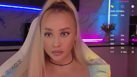 Snapshot of blond_diamond chatting on November 15, 12:45 pm Lana online show from November 15, 12:45 pm