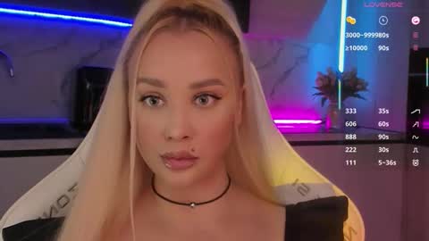 Snapshot of blond_diamond chatting on November 16, 6:19 am Lana online show from November 16, 6:19 am