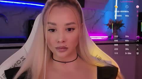 Snapshot of blond_diamond chatting on November 17, 5:46 am Lana online show from November 17, 5:46 am