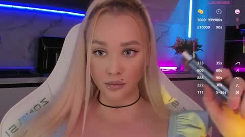 Snapshot of blond_diamond chatting on November 18, 6:51 am Lana online show from November 18, 6:51 am