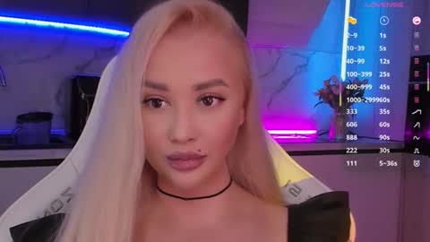 Snapshot of blond_diamond chatting on November 23, 6:13 am Lana online show from November 23, 6:13 am