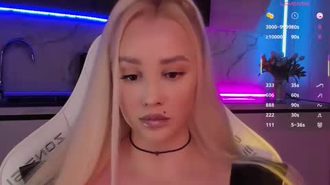 Snapshot of blond_diamond chatting on December 1, 11:59 am Lana online show from December 1, 11:59 am