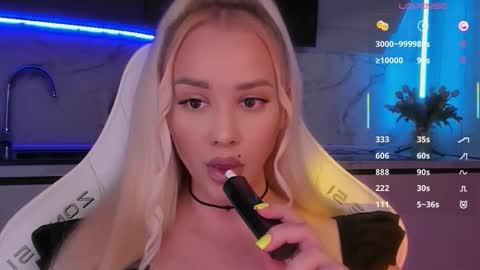 Snapshot of blond_diamond chatting on December 15, 4:17 am Lana online show from December 15, 4:17 am
