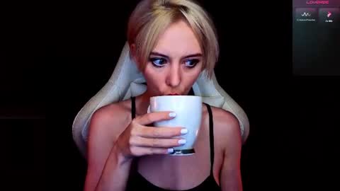 blond_ice_ann online show from July 12, 11:18 pm