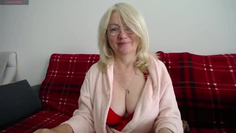 Snapshot of blond_woman chatting on May 13, 7:17 am Karina online show from May 13, 7:17 am