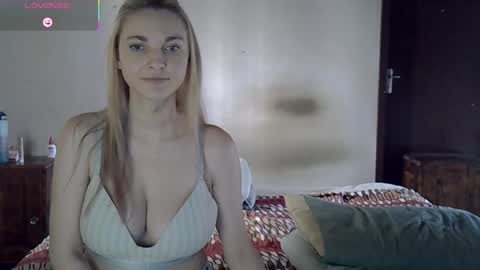Snapshot of blondcouple57 chatting on April 9, 1:05 pm GokuPeach online show from April 9, 1:05 pm