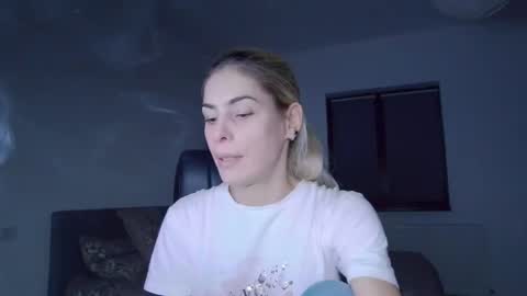 Snapshot of blonde4pasion chatting on December 1, 7:36 pm blonde4pasion online show from December 1, 7:36 pm