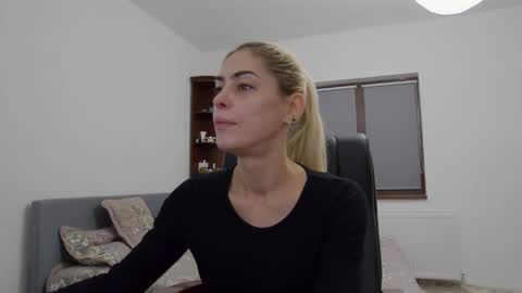 Snapshot of blonde4pasion chatting on December 3, 5:42 am blonde4pasion online show from December 3, 5:42 am