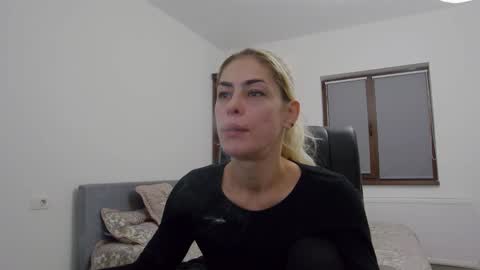 Snapshot of blonde4pasion chatting on December 4, 5:27 am blonde4pasion online show from December 4, 5:27 am