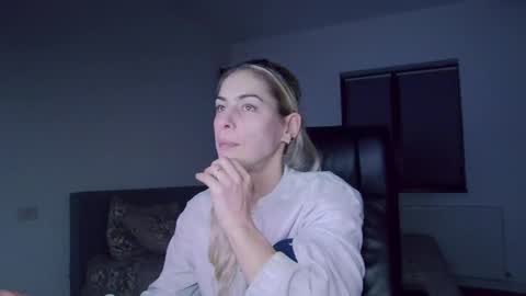 Snapshot of blonde4pasion chatting on December 5, 8:11 pm blonde4pasion online show from December 5, 8:11 pm