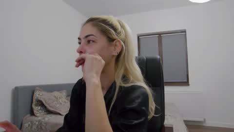 Snapshot of blonde4pasion chatting on December 6, 5:42 am blonde4pasion online show from December 6, 5:42 am