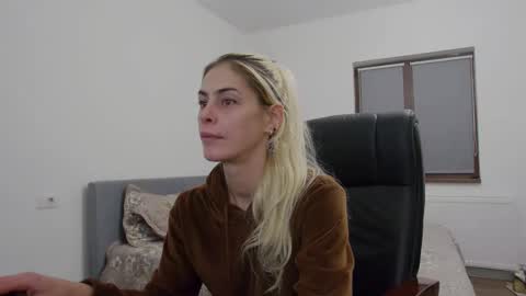 Snapshot of blonde4pasion chatting on December 6, 7:45 pm blonde4pasion online show from December 6, 7:45 pm