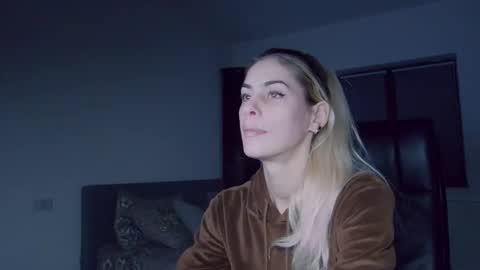 Snapshot of blonde4pasion chatting on December 6, 10:52 pm blonde4pasion online show from December 6, 10:52 pm