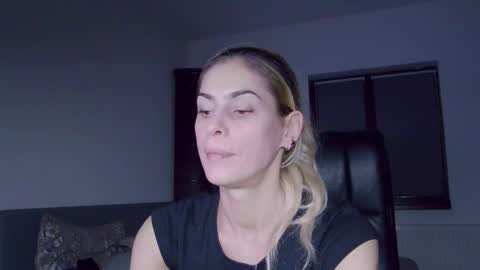 Snapshot of blonde4pasion chatting on December 7, 7:10 pm blonde4pasion online show from December 7, 7:10 pm