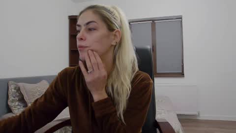 Snapshot of blonde4pasion chatting on December 10, 6:54 am blonde4pasion online show from December 10, 6:54 am