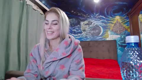 Snapshot of blonde4pasion chatting on January 22, 8:38 pm blonde4pasion online show from January 22, 8:38 pm