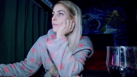 Snapshot of blonde4pasion chatting on January 25, 6:46 pm blonde4pasion online show from January 25, 6:46 pm