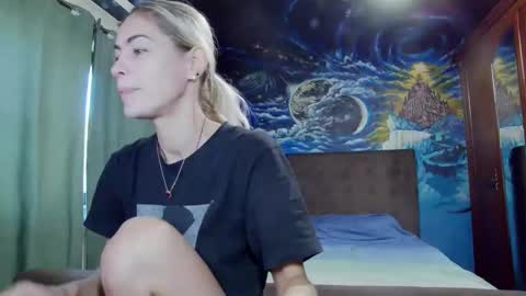 Snapshot of blonde4pasion chatting on September 27, 5:01 am blonde4pasion online show from September 27, 5:01 am