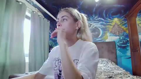 Snapshot of blonde4pasion chatting on October 10, 10:47 am blonde4pasion online show from October 10, 10:47 am