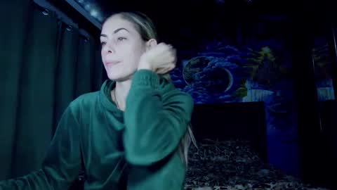 Snapshot of blonde4pasion chatting on October 22, 7:02 pm blonde4pasion online show from October 22, 7:02 pm