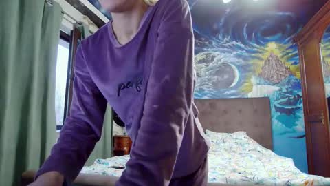 Snapshot of blonde4pasion chatting on November 8, 5:07 am blonde4pasion online show from November 8, 5:07 am