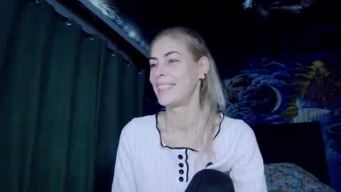 Snapshot of blonde4pasion chatting on November 22, 4:44 am blonde4pasion online show from November 22, 4:44 am