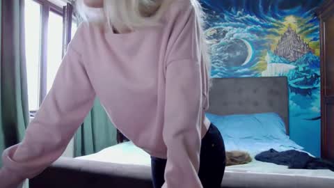 Snapshot of blonde4pasion chatting on February 7, 2:32 pm blonde4pasion online show from February 7, 2:32 pm