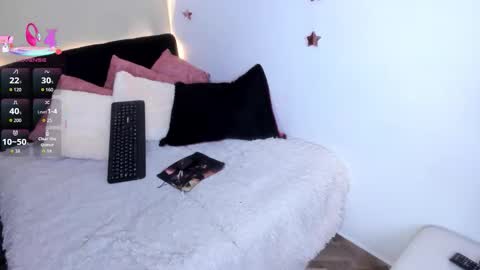 Snapshot of blonde__cute chatting on January 6, 1:42 am Esperancita and Karina online show from January 6, 1:42 am