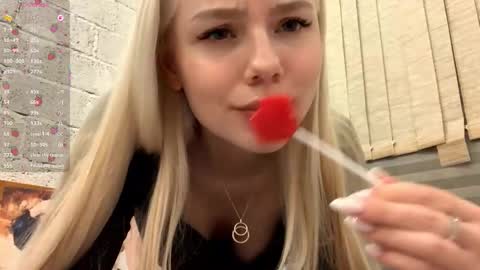 Snapshot of blonde_aria chatting on March 15, 10:05 pm Aria online show from March 15, 10:05 pm