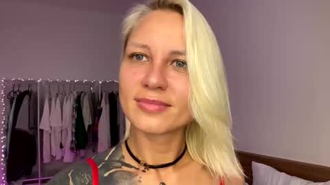blonde_fuck_couple online show from March 22, 12:14 am