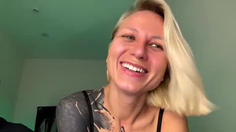 Snapshot of blonde_fuck_couple chatting on June 6, 12:16 am blonde_fuck_couple online show from June 6, 12:16 am