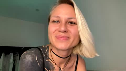 Snapshot of blonde_fuck_couple chatting on June 14, 2:24 am blonde_fuck_couple online show from June 14, 2:24 am