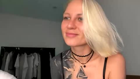 Snapshot of blonde_fuck_couple chatting on June 15, 12:24 am blonde_fuck_couple online show from June 15, 12:24 am