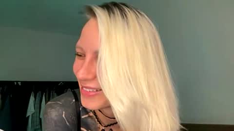 blonde_fuck_couple online show from June 19, 5:12 am