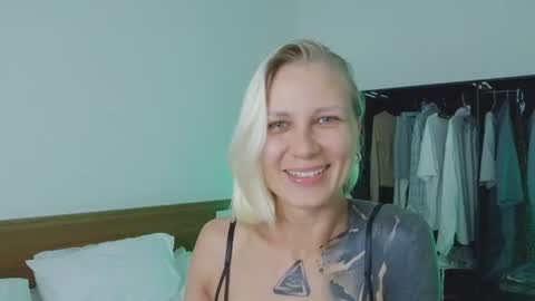 blonde_fuck_couple online show from July 4, 9:26 am