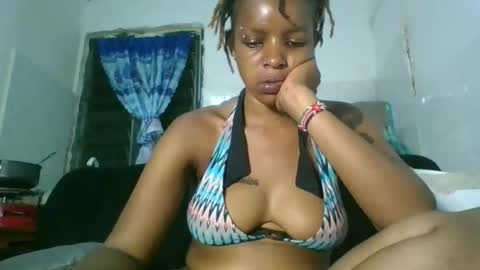 Snapshot of blonde_queenie chatting on April 9, 11:32 pm blonde_queenie online show from April 9, 11:32 pm