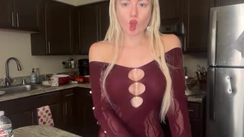 blondebunny999 online show from May 7, 1:33 am