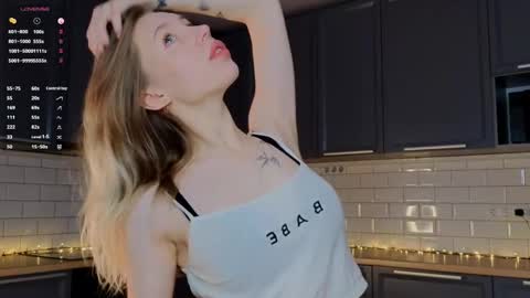 Snapshot of blondekelly chatting on June 2, 4:42 pm Kelly online show from June 2, 4:42 pm
