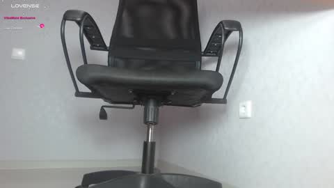 Im Di. I smell naked even when Im dressed. online show from February 5, 1:00 pm