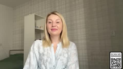 Snapshot of blondie_xoxoxo chatting on February 17, 8:22 am blondie_xoxoxo online show from February 17, 8:22 am