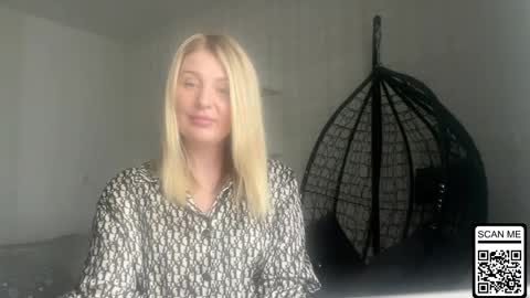 Snapshot of blondie_xoxoxo chatting on April 18, 1:48 pm blondie_xoxoxo online show from April 18, 1:48 pm