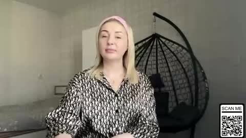 Snapshot of blondie_xoxoxo chatting on May 5, 6:54 am blondie_xoxoxo online show from May 5, 6:54 am