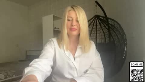 Snapshot of blondie_xoxoxo chatting on May 24, 9:47 am blondie_xoxoxo online show from May 24, 9:47 am