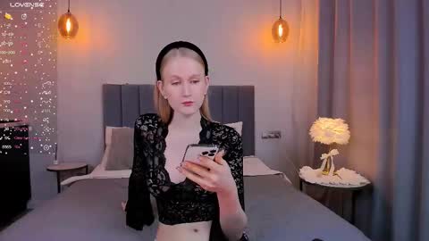 Mia online show from February 15, 7:39 pm