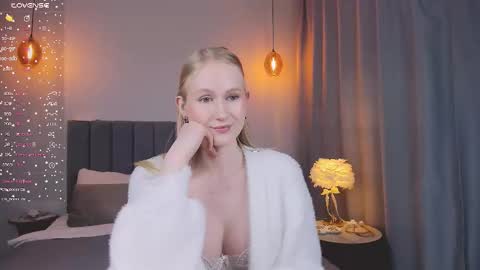 Mia online show from February 25, 7:36 pm