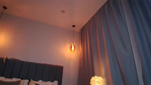 Snapshot of blondiemermaid chatting on December 2, 9:43 pm Mia online show from December 2, 9:43 pm