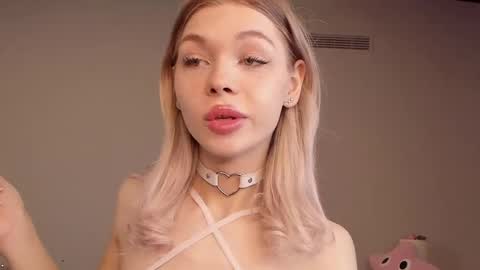 Snapshot of blondy_fina chatting on April 15, 4:41 am blondy_fina online show from April 15, 4:41 am