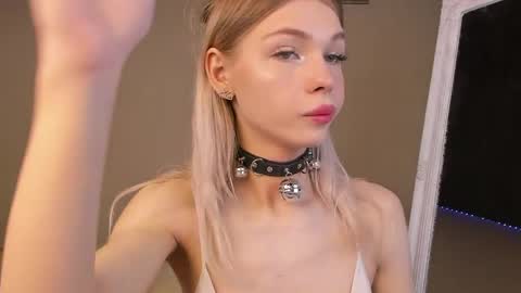 Snapshot of blondy_fina chatting on May 19, 4:41 am blondy_fina online show from May 19, 4:41 am