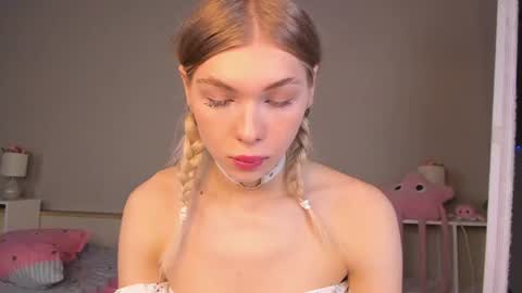Snapshot of blondy_fina chatting on June 9, 5:19 am blondy_fina online show from June 9, 5:19 am