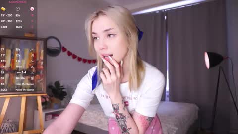 Snapshot of blue_bow chatting on February 21, 6:25 am Adeline online show from February 21, 6:25 am